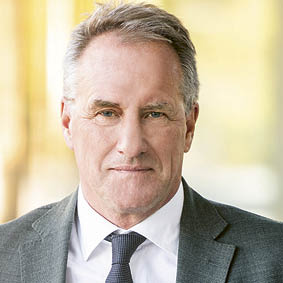 A man wearing a suit and tie. Description generated by AI