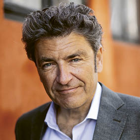 A man wearing a suit and tie. Description generated by AI